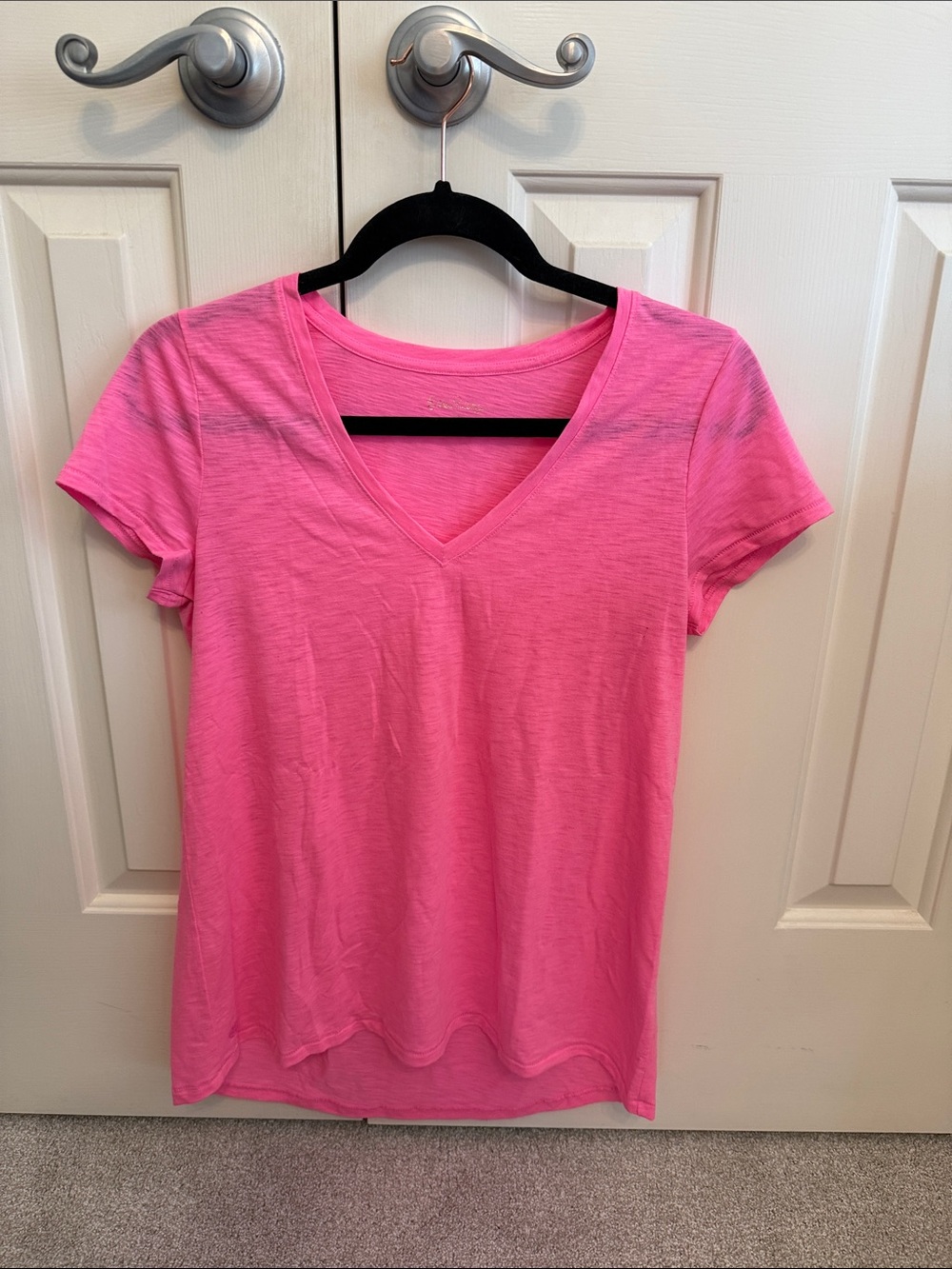 Women’s Lilly Pulitzer v-Neck Pink Tee